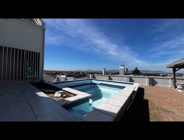 7 BEDROOM HOUSE FOR SALE IN WEST BEACH